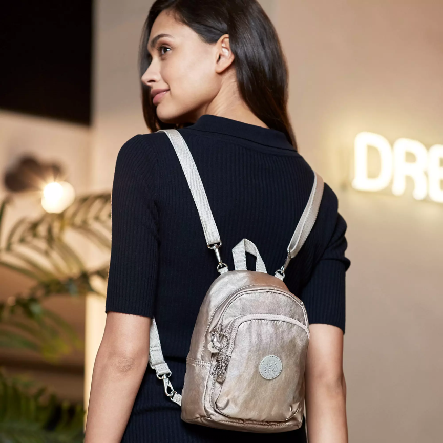 Kipling mochila delia convertible metalizada compacta H44NB404 resplandor metalico mujer mochilas de moda